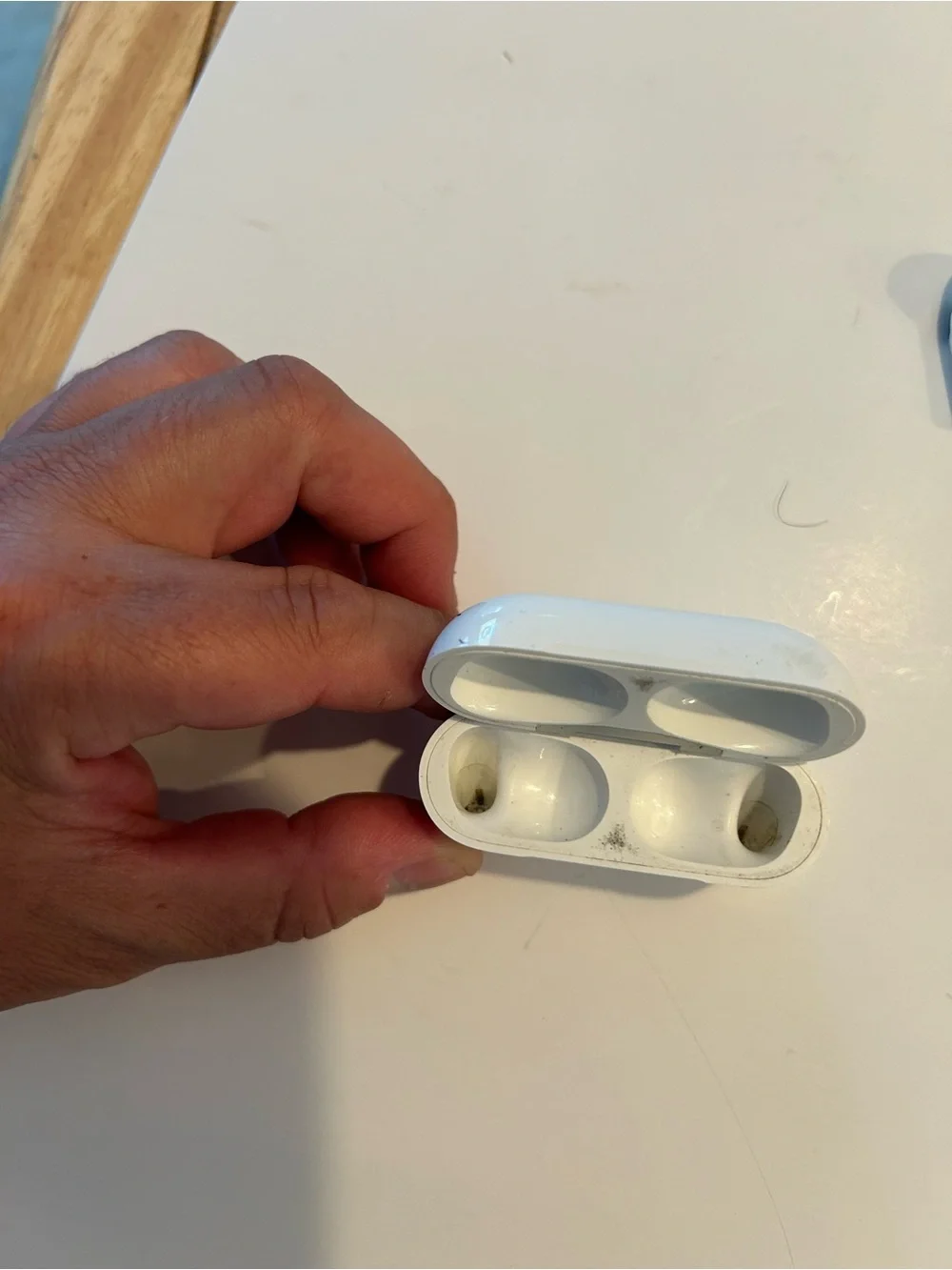 Apple AirPods Pro 2nd Generation/ MagSafe Wireless Charging Case /White